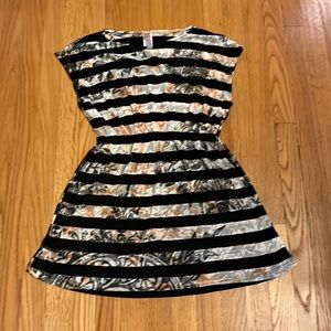 Women’s Tunic short sleeved top, Size M